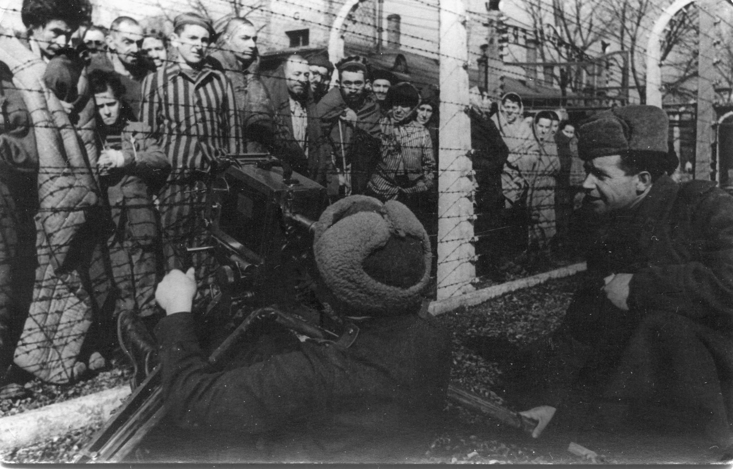 Déportés dans le camp d'Auschwitz, à la libération du camp. Pologne, 1945. © Private collection. Kutub-Zade family